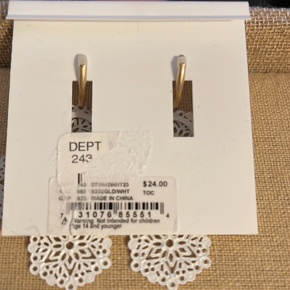 NWT Southern Living white earrings with lever back closure - Picture 2 of 3
